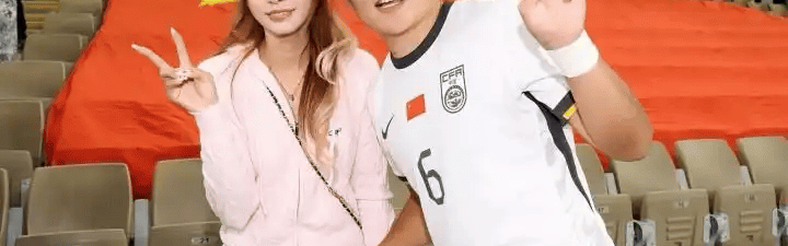 恭喜，国足22岁小将留洋，加盟英超豪门，女友曝光，长相甜美，陪伴留洋
