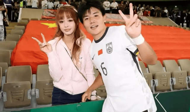 恭喜，国足22岁小将留洋，加盟英超豪门，女友曝光，长相甜美，陪伴留洋