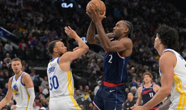 库里带伤鏖战轰35分助队逆转 媒体人：当代的真正王者！