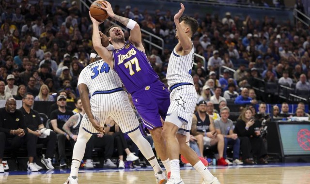 东契奇与比塔泽互喷被吹罚技术犯规 停赛无缘对战活塞